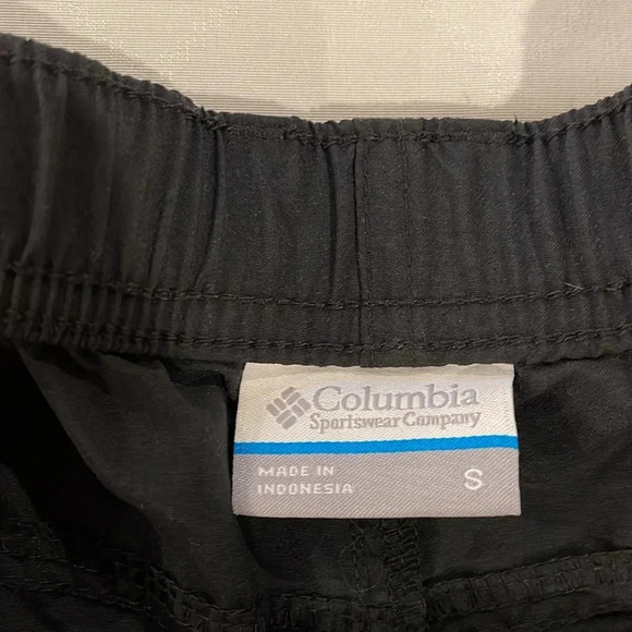 Columbia Black Women's Sandy River™ Cargo Shorts built in belt small UPF 30 EUC - Picture 3 of 4
